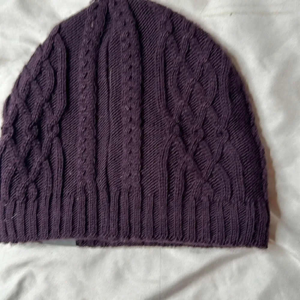 The North Face Wool Blend Burgundy Cable Knit Beanie Hat.‎
